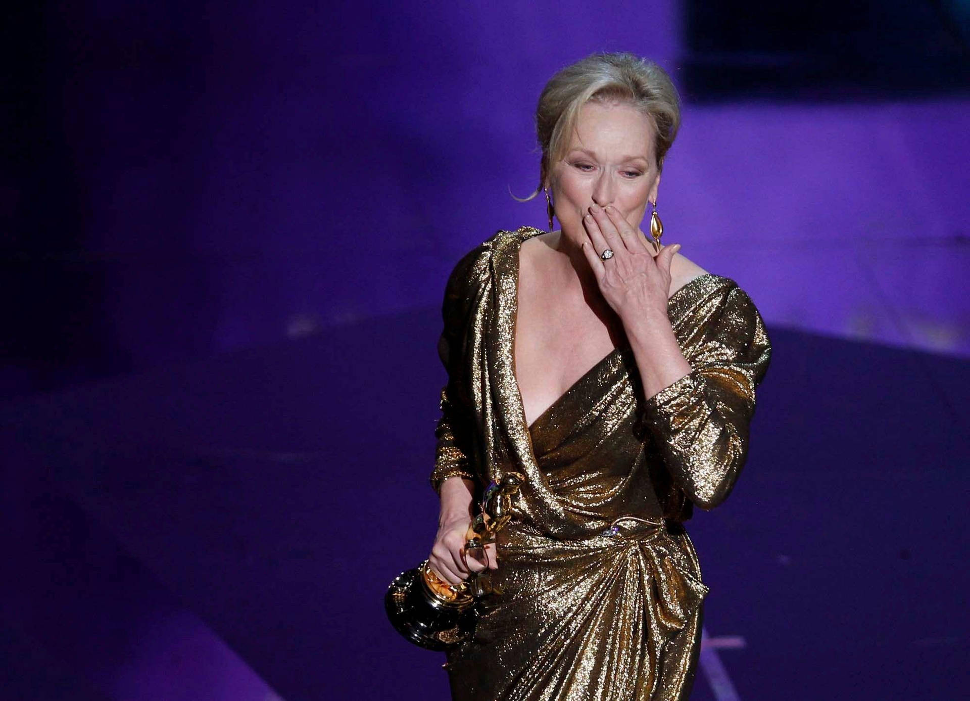 Behårdede vinder skuespillerinde Meryl Streep pynterer denne klassiske og sofistikerede tapet. Wallpaper