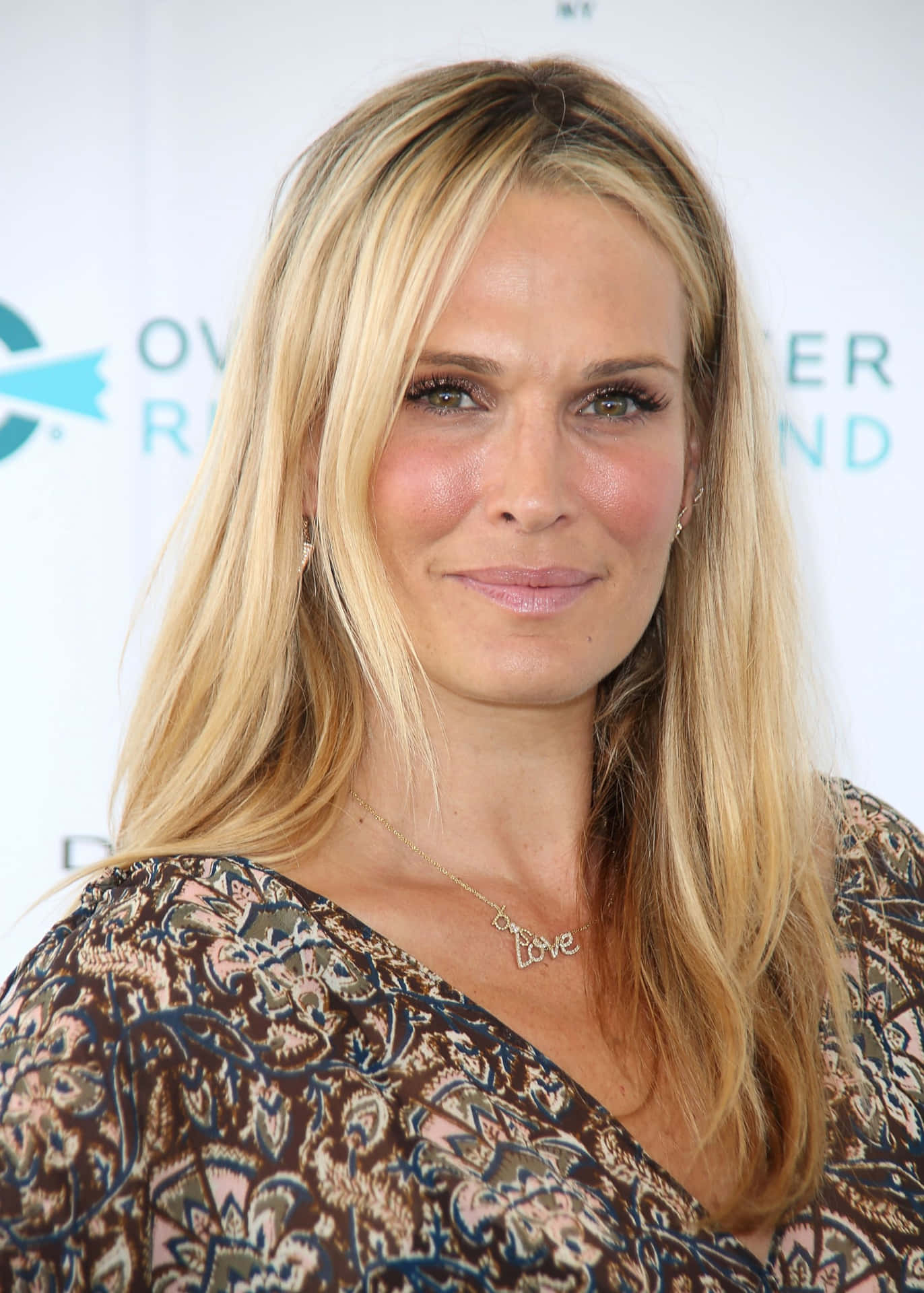 Award-winnende Actrice Molly Sims Toont Vol Vertrouwen Haar Elegante Stijl. Achtergrond