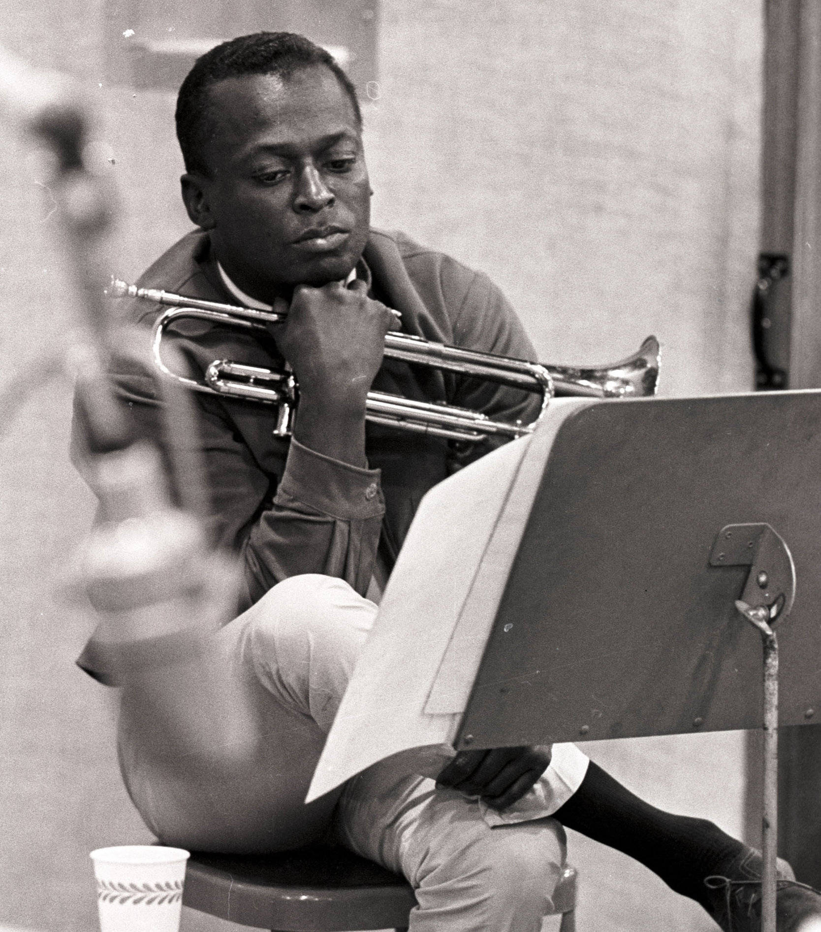 Prisvindende kunstner Miles Davis' jazz rytmer skaber stemning Wallpaper