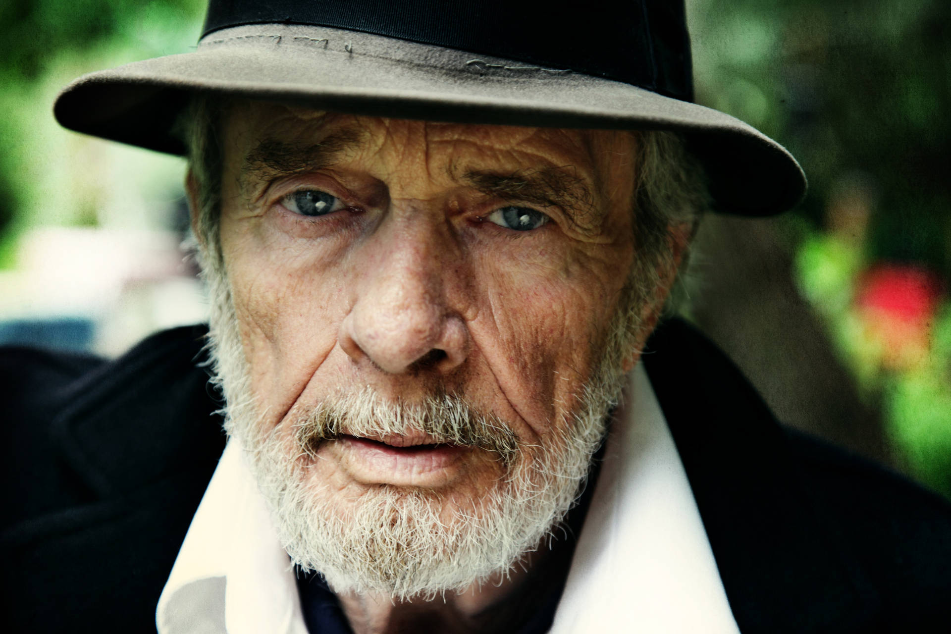 A classic black and white portrait of the legendary country music artist, Merle Haggard. Wallpaper