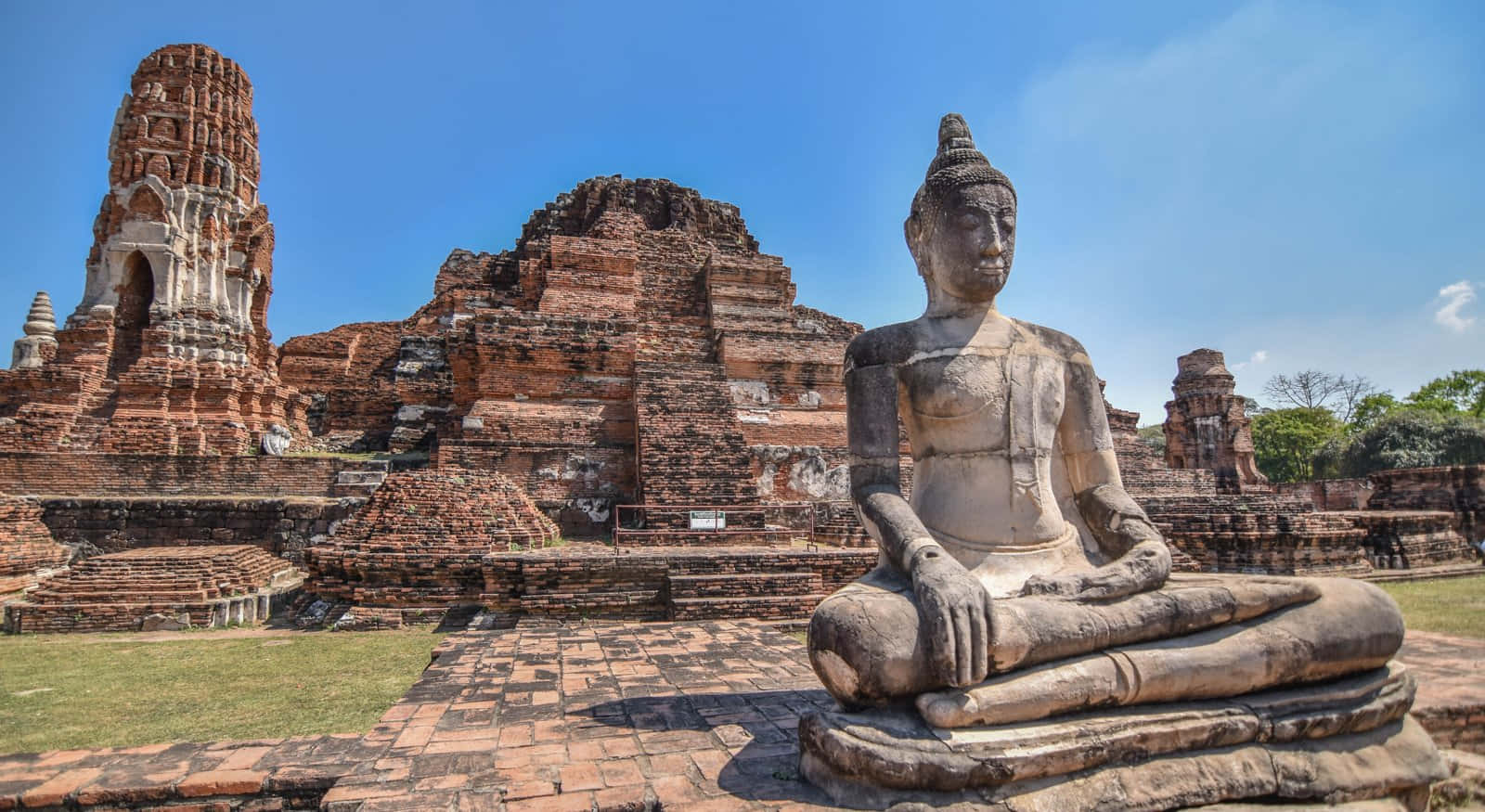 Awe-inspiring Buddha Statue At Ayutthaya Historical Park Wallpaper