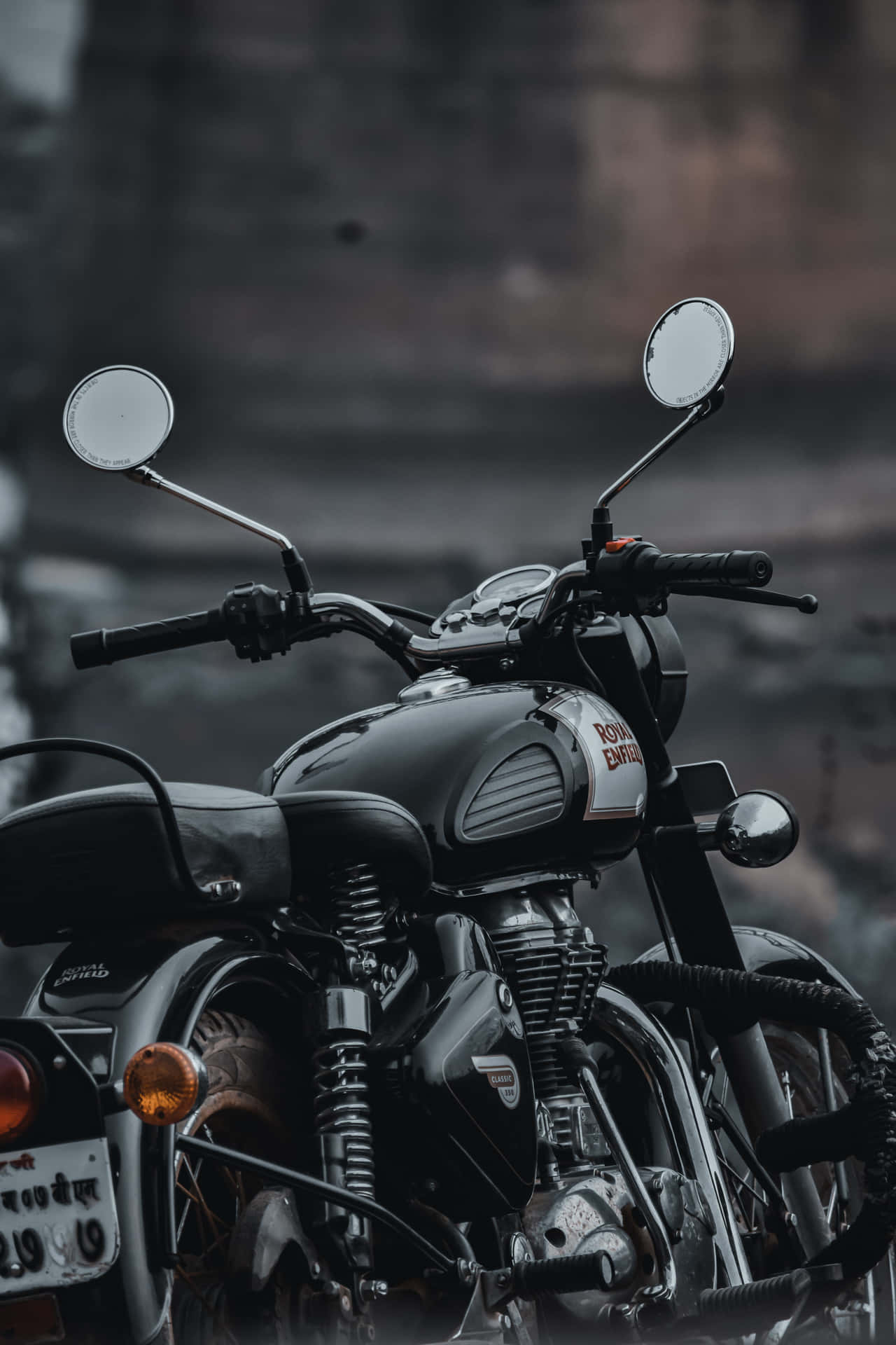 Imponerandesvart Bakgrundsbild Med Royal Enfield-motorcykel