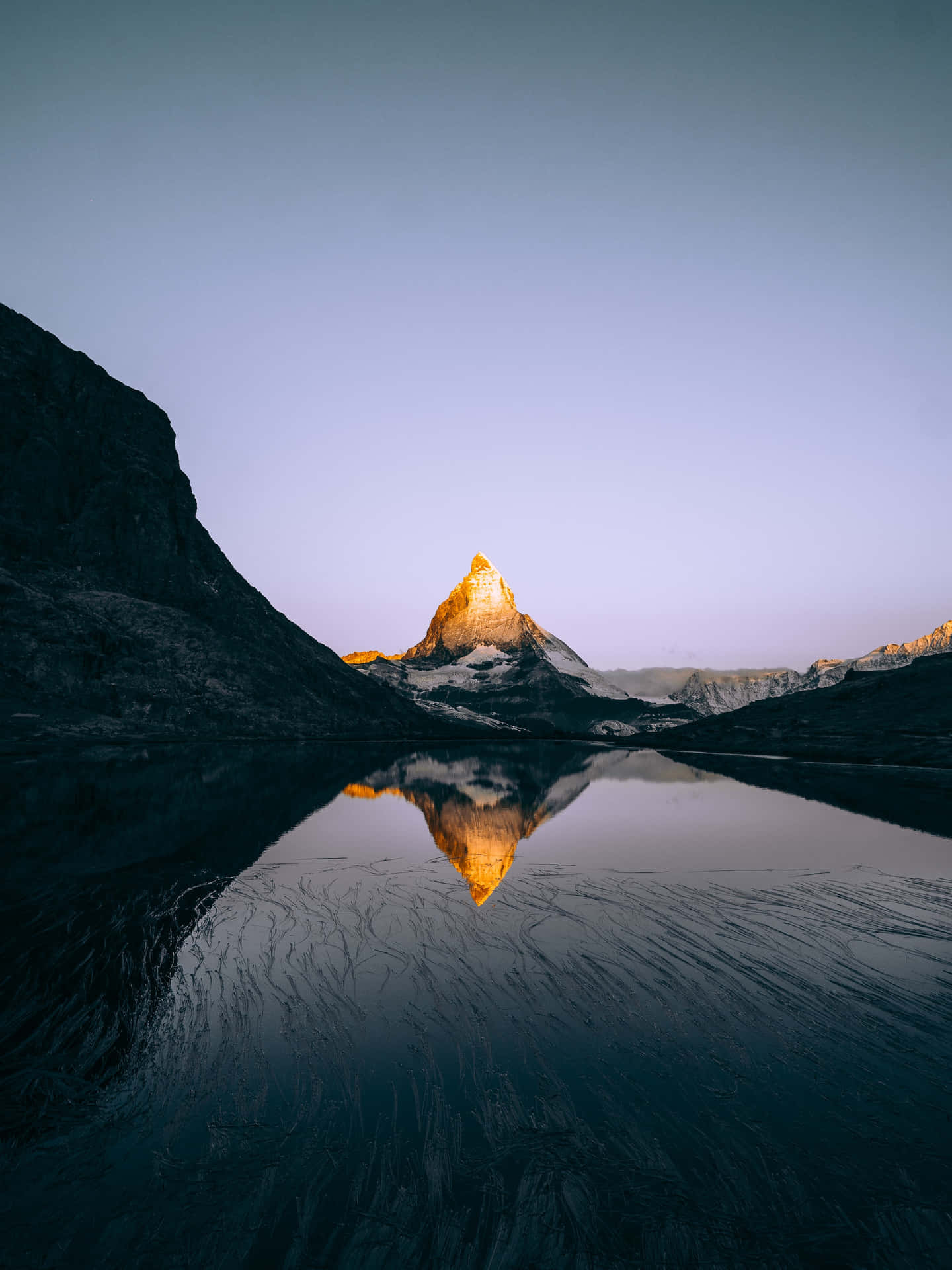 Et bjerg spejles i vandet Wallpaper