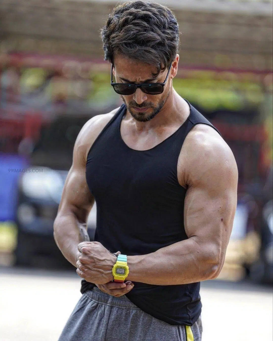 Awesome Tiger Shroff Body While Flexing Wallpaper