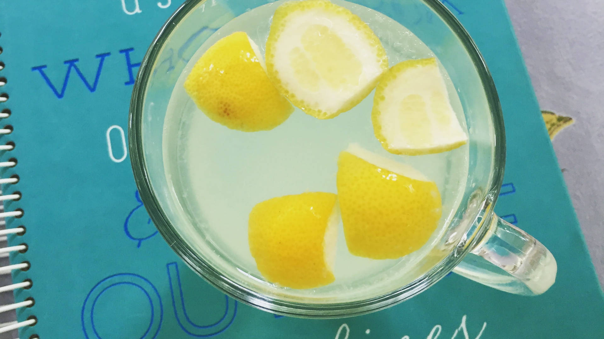 Ayurveda HD Lemon Drink Tapet: Et smukt HD-tapet med et motiv af en citronvanddrink, som du kan tilpasse til din skærm. Wallpaper