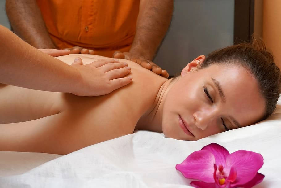 Experience the Healing Power of Ayurveda with Soothing Massage Therapy Wallpaper