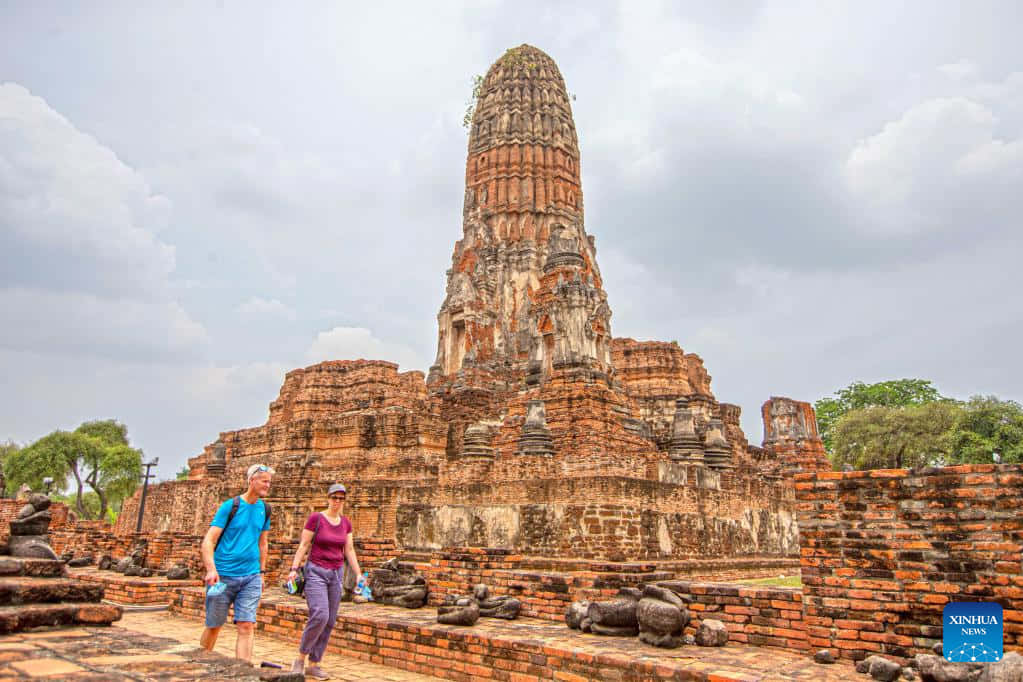 Ayutthaya Historical Park Touristsand Ancient Stupa Wallpaper