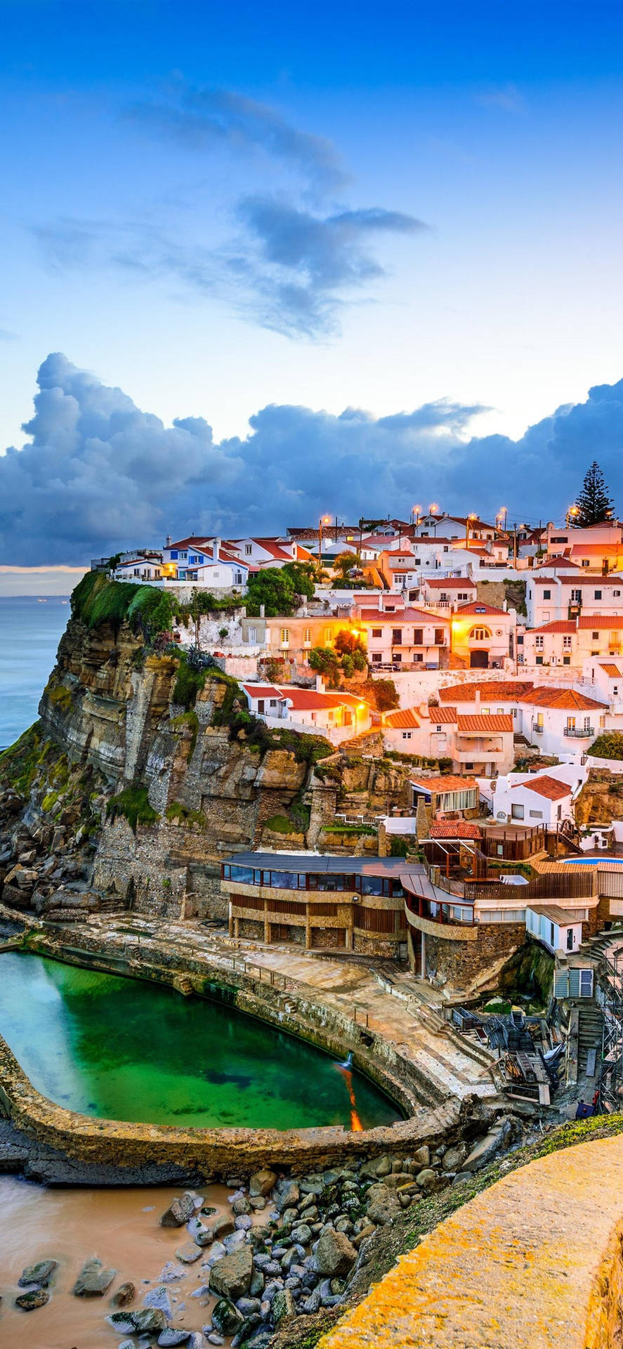 Bellissimopaesaggio Della Spiaggia Di Azenha Do Mar A Sintra, In Portogallo. Sfondo