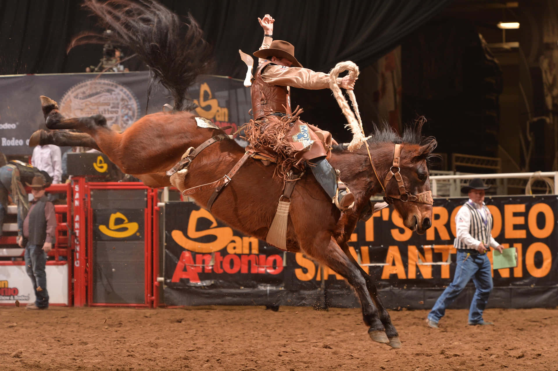 Azionedel Rodeo Con Un Cowboy Che Cavalca Un Toro Furioso.