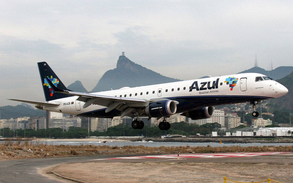 Trende Aterrizaje De Azul Airlines Fondo de pantalla