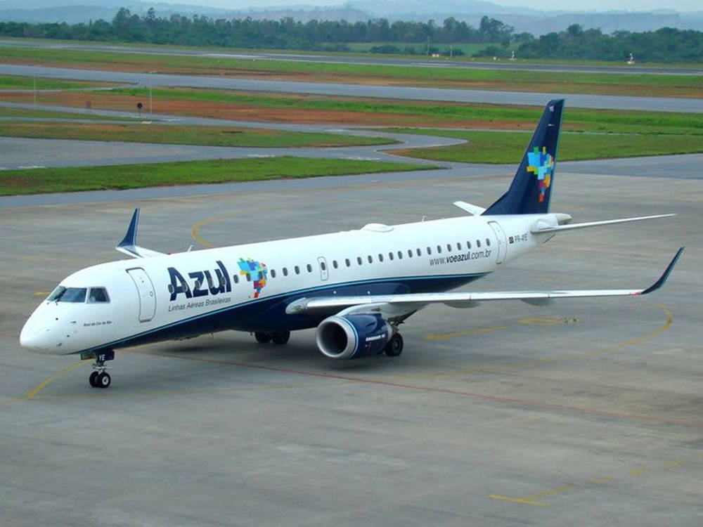 Pistade Aterrizaje De Azul Airlines En Blanco. Fondo de pantalla