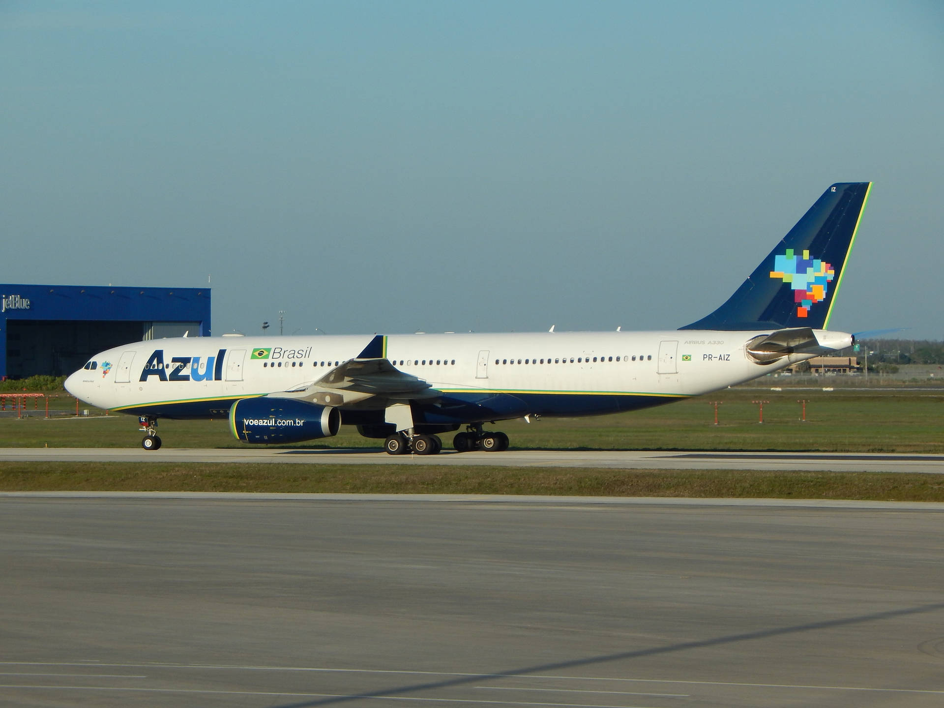 Partenzadalla Pista Di Rullaggio Della Compagnia Aerea Azul Airlines Sfondo