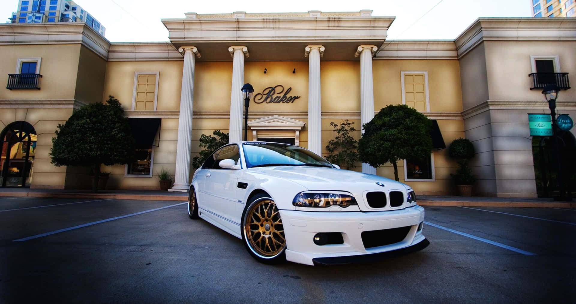 Bmw E46 Coupé Blanc Avec Jantes Dorées En Arrière-plan De Luxe Fond d'écran