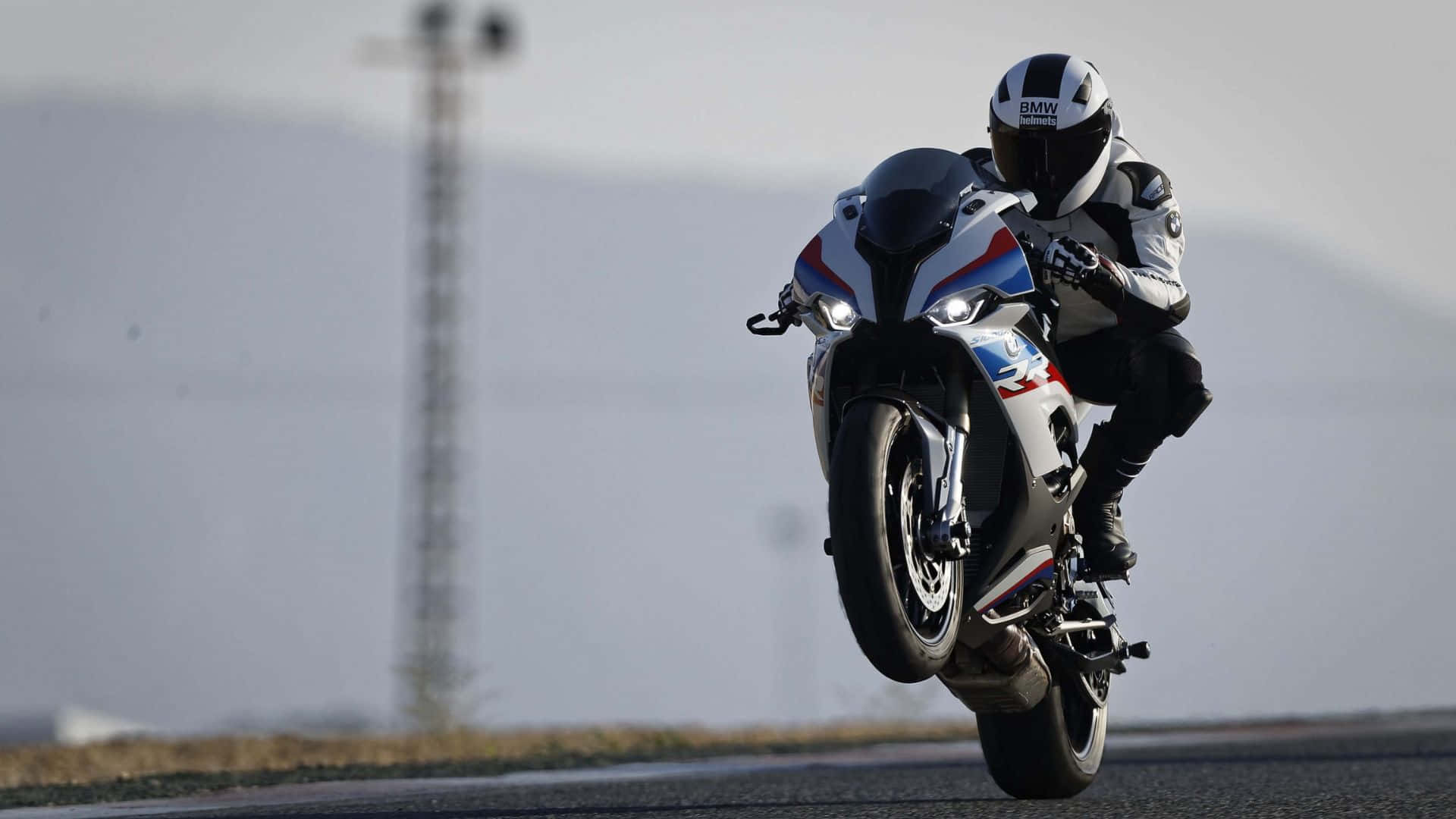 B M W S1000 R R Wheelie Action Bakgrunnsbildet