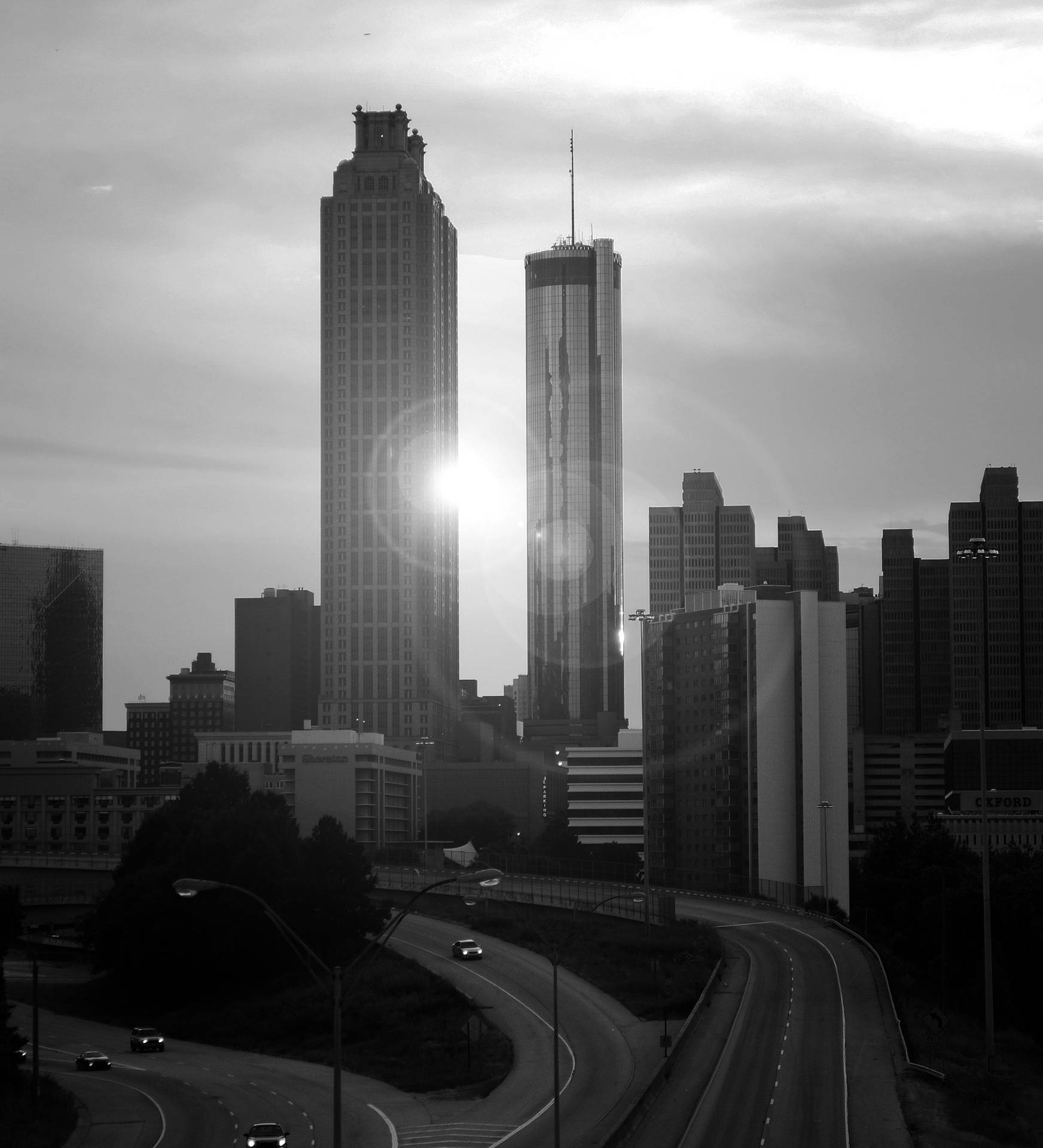 Schwarzweiß Skyline Von Atlanta Mit Sonnenstrahlen Wallpaper