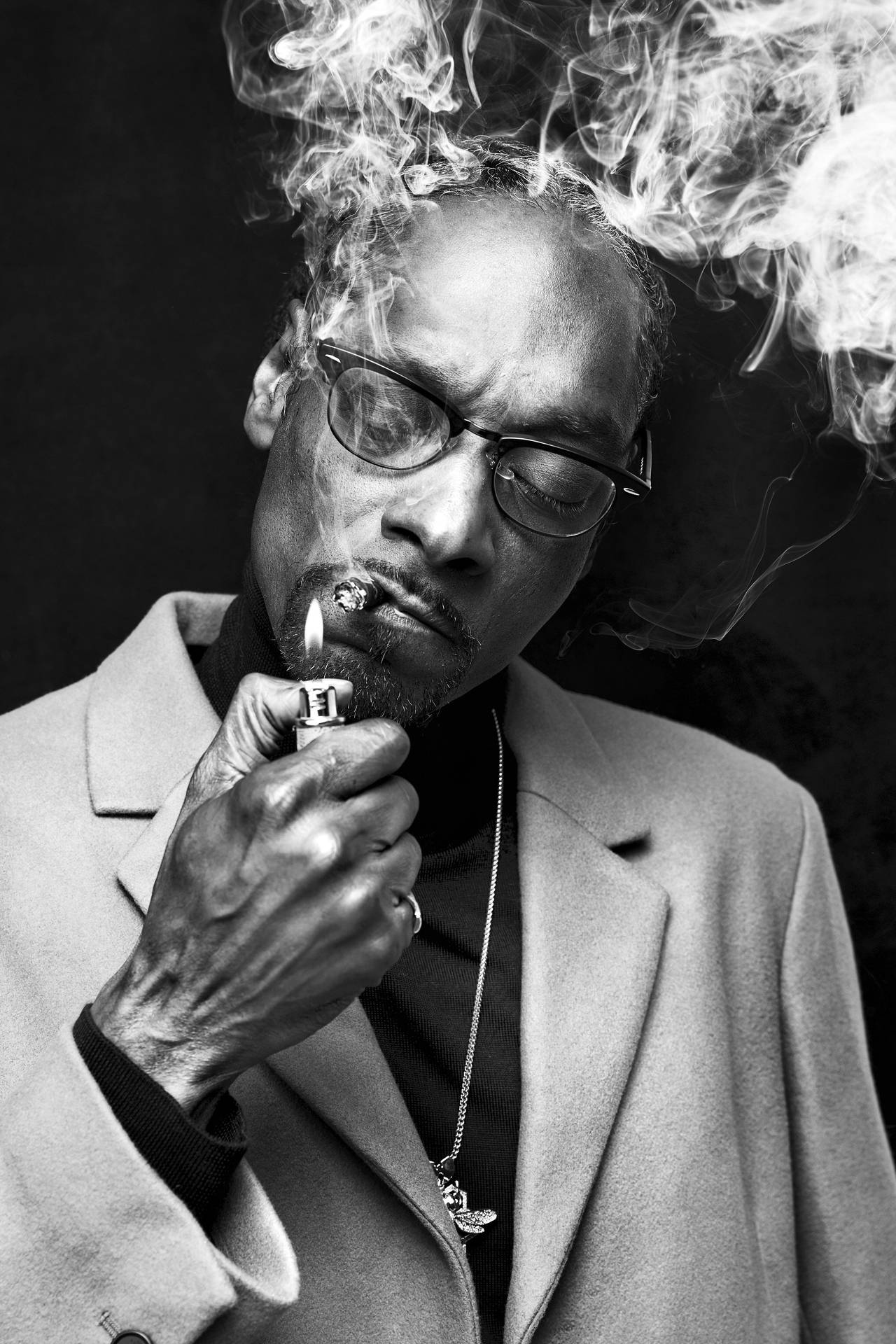 B&W Snoop Dogg Smoking A Cigarette Wallpaper