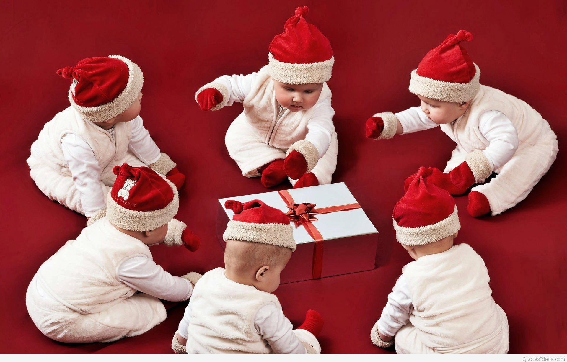 Babies In Santa Claus Hat Funny Christmas Wallpaper
