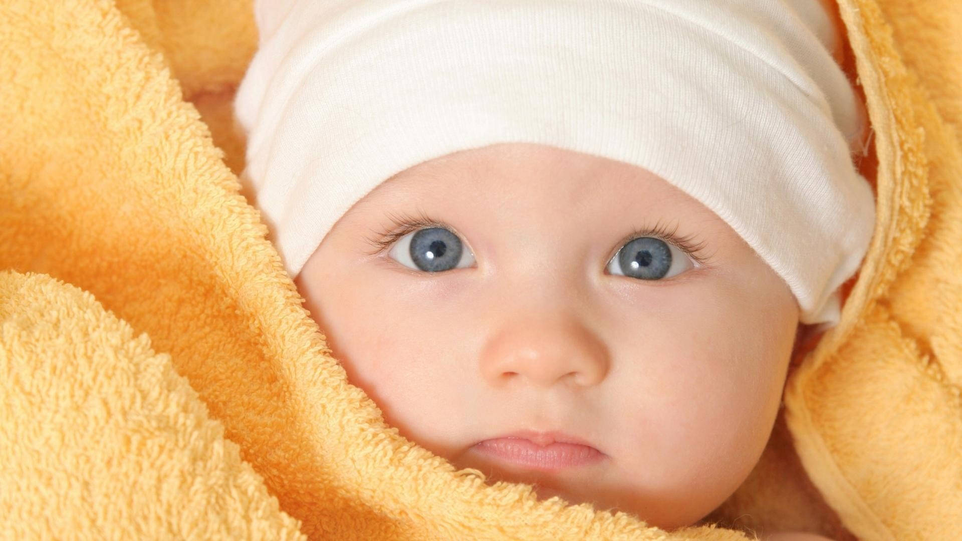 Baby Boy Indpakket I Gul Håndklæde Wallpaper