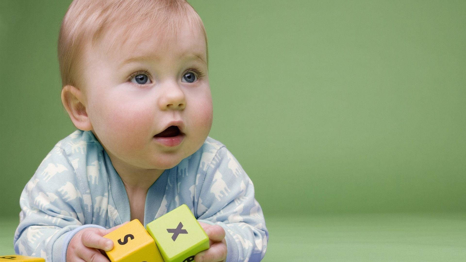 Niñobebé Jugando Con Bloques Coloridos. Fondo de pantalla