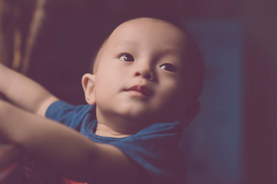 Niñobebé Vistiendo Una Camisa De Color Azul Oscuro. Fondo de pantalla