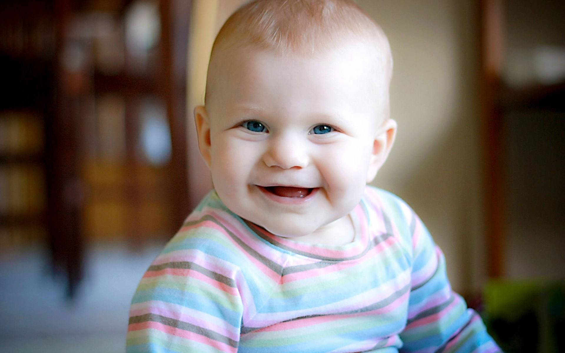 Niñobebé Con Una Sonrisa Adorable. Fondo de pantalla