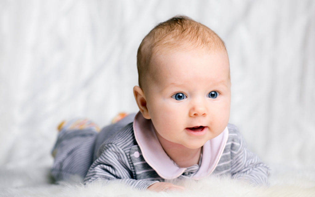 Baby Dreng Med Blå Øjne Wallpaper