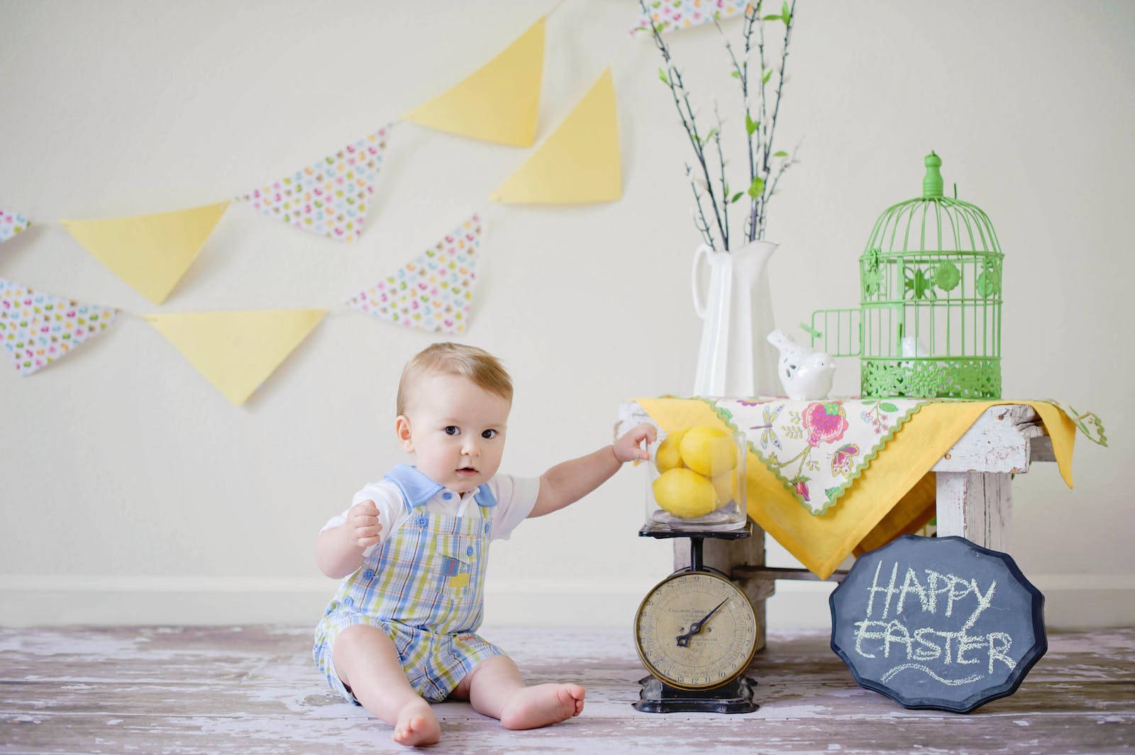 Babyjunge Mit Einem Glas Zitronen Wallpaper