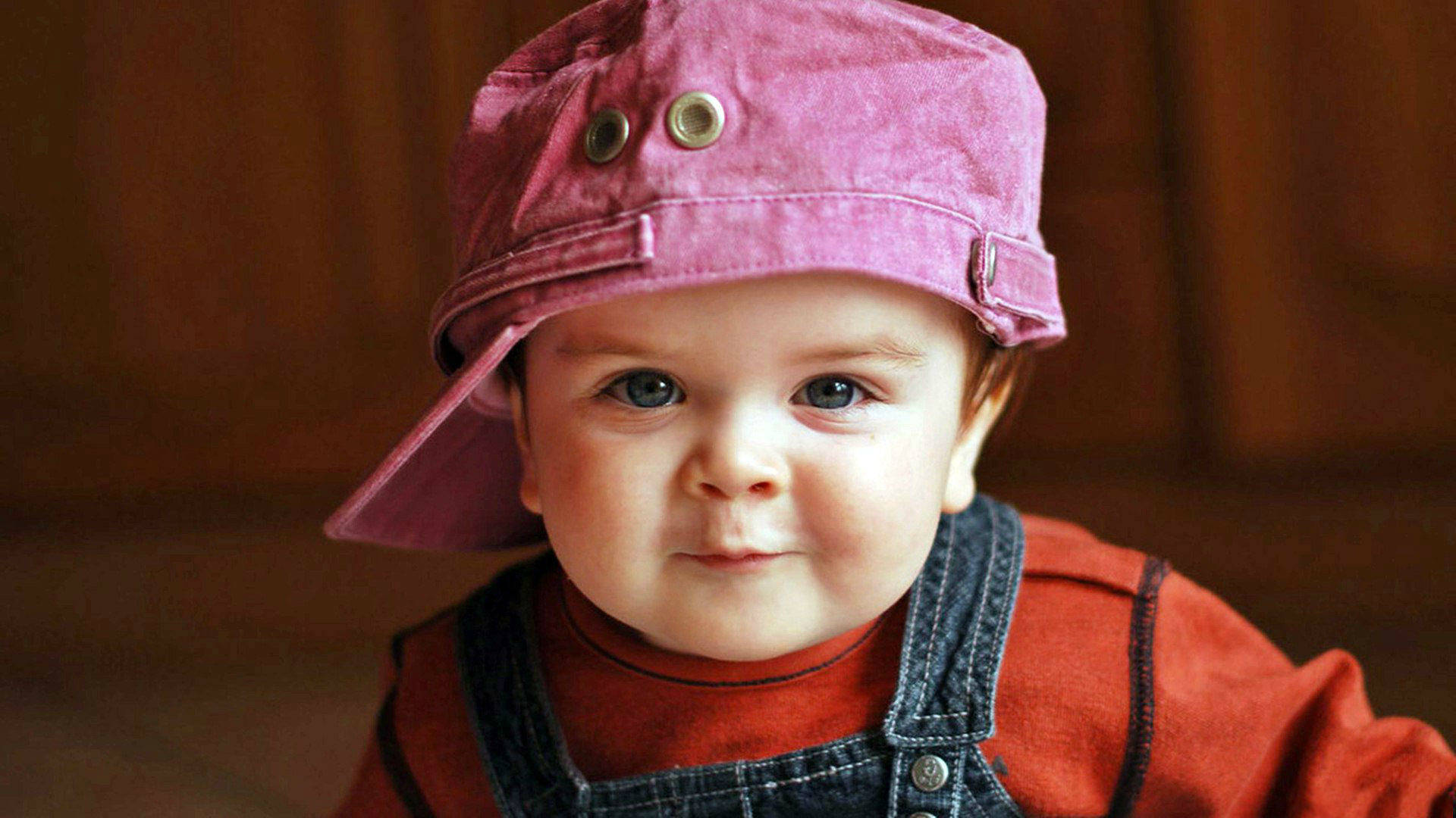 Baby Dreng Iført Lyserød Hat Wallpaper