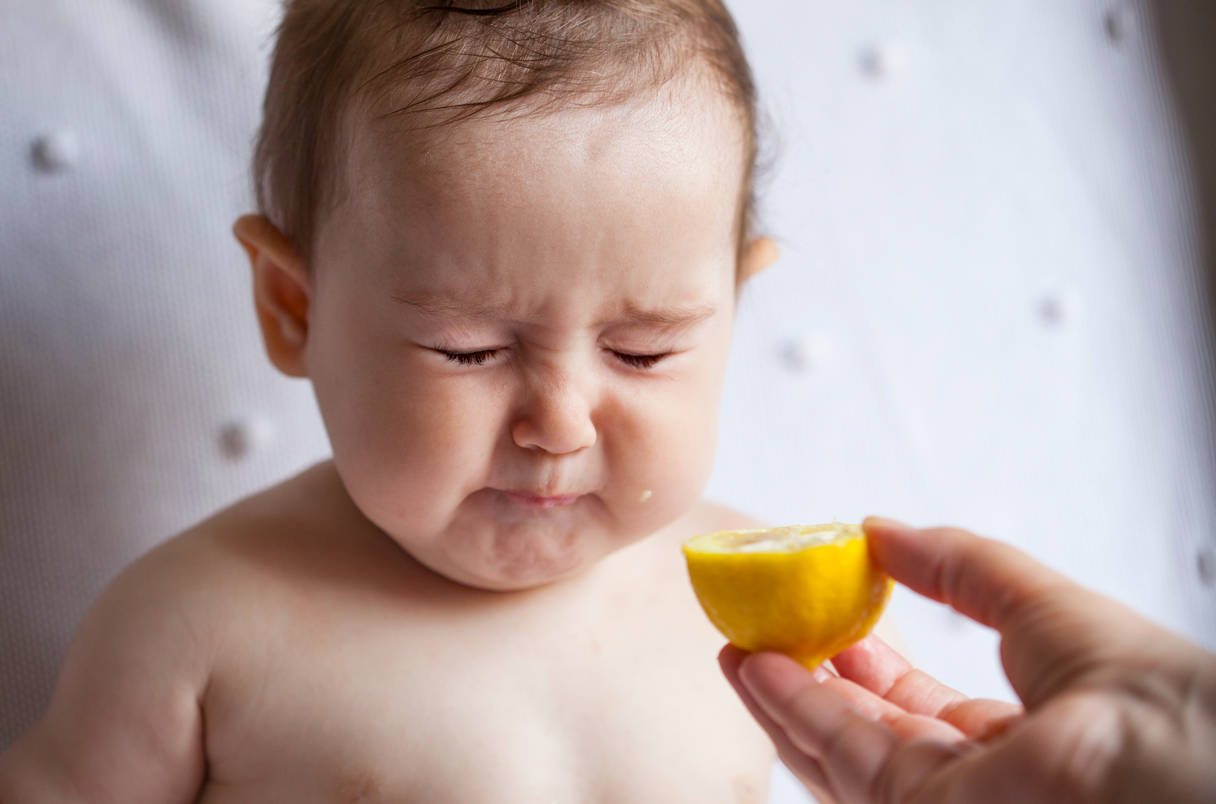 Baby spiser sur citronskål mad Wallpaper