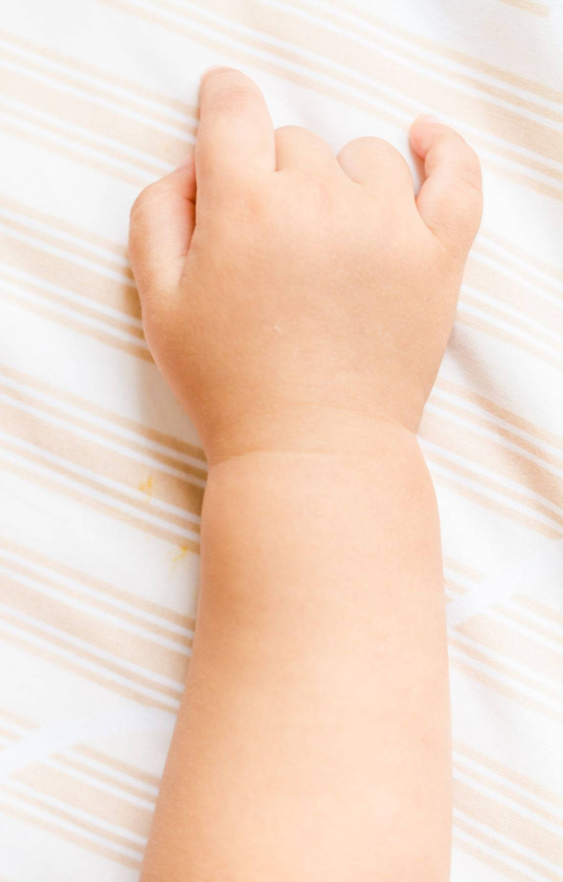 Baby hånd med ret hvid hud Wallpaper