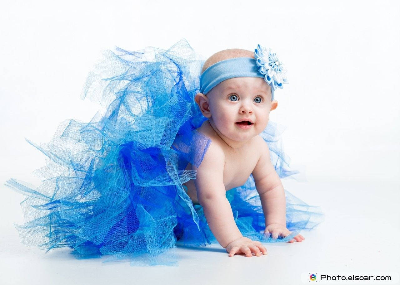 Bebisi Blå Klänning (baby In Blue Gown) Wallpaper