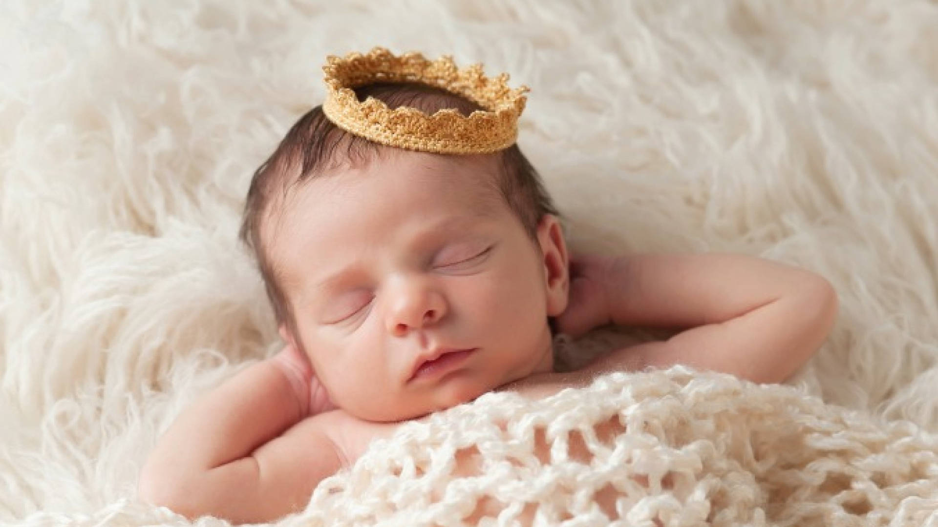 Baby Love Wearing A Crown Wallpaper
