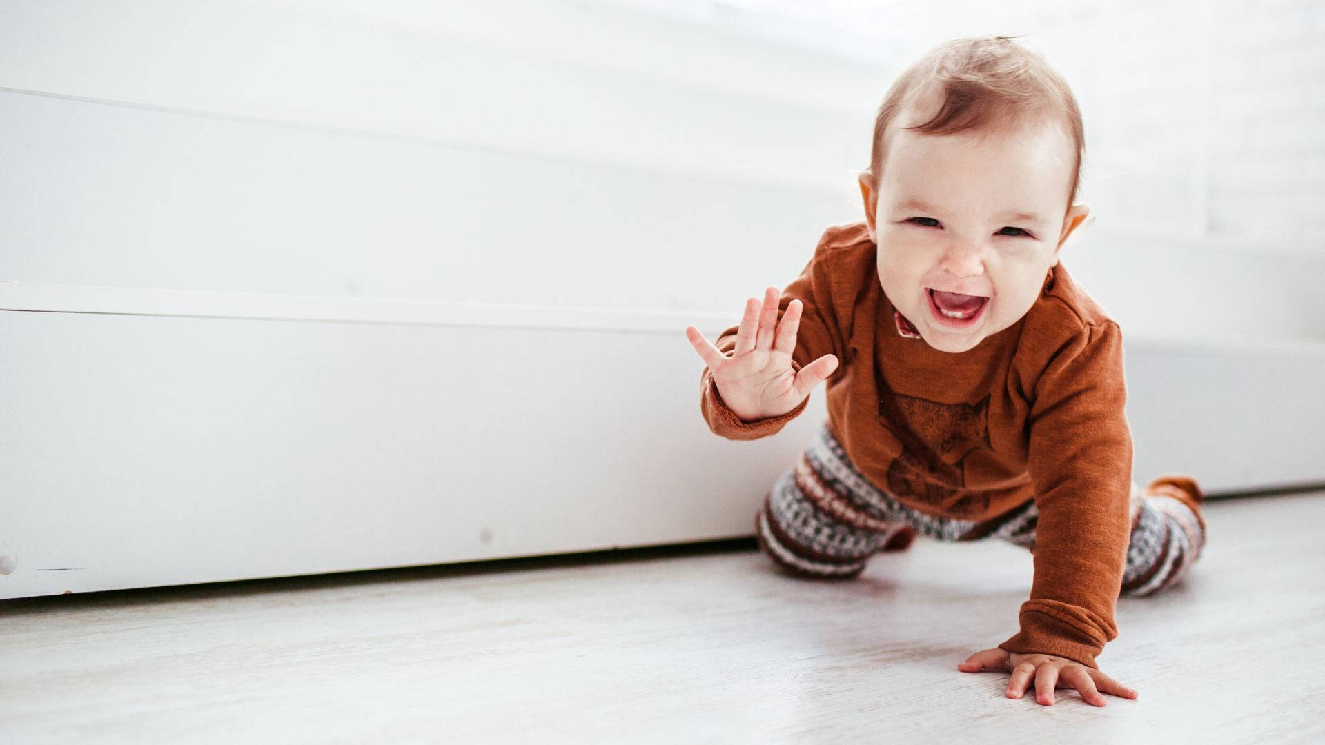 Babyfotografi kravlende spædbarn Wallpaper