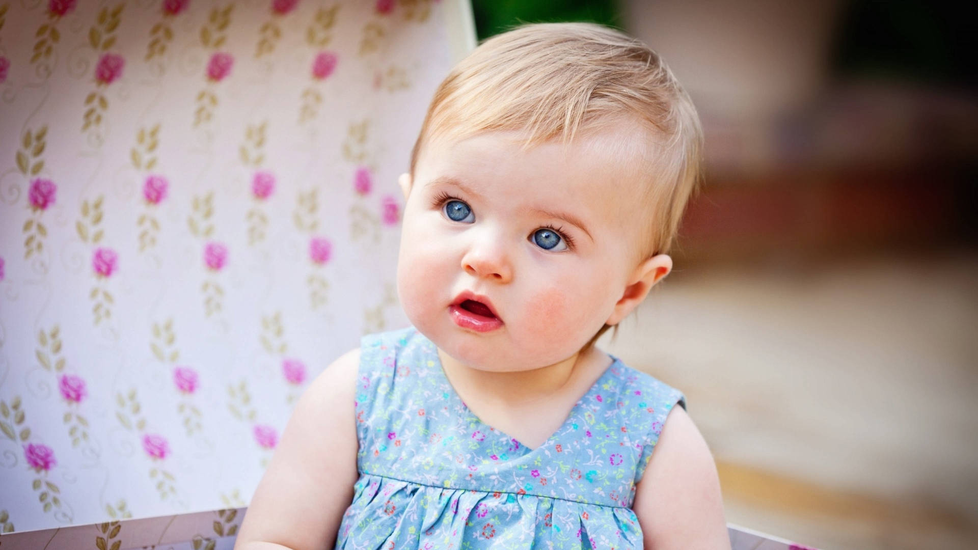 Babyfotograferingflicka Med Blåa Ögon. Wallpaper