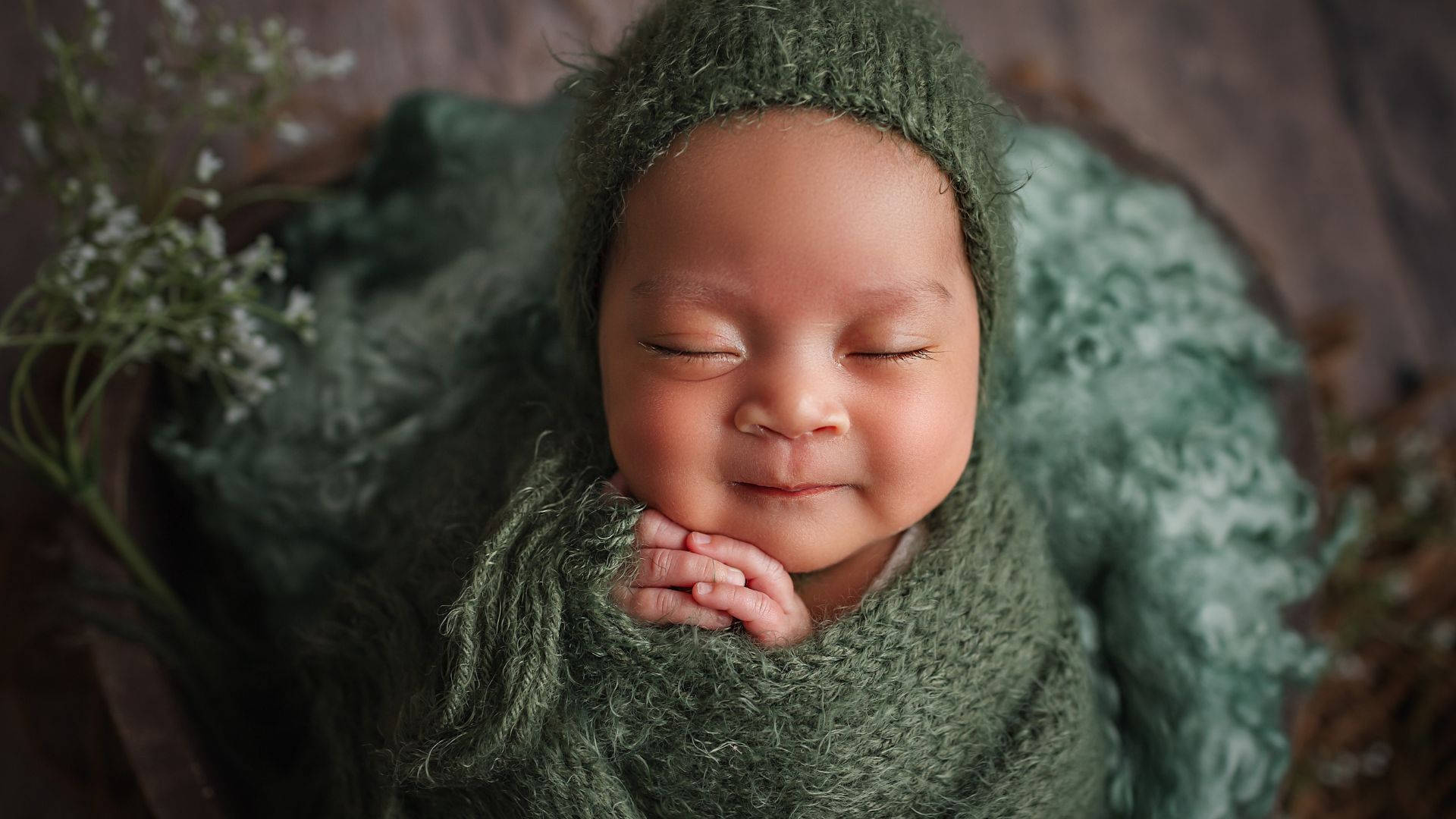Fotografíade Bebé Con Ropa Verde De Ganchillo Fondo de pantalla