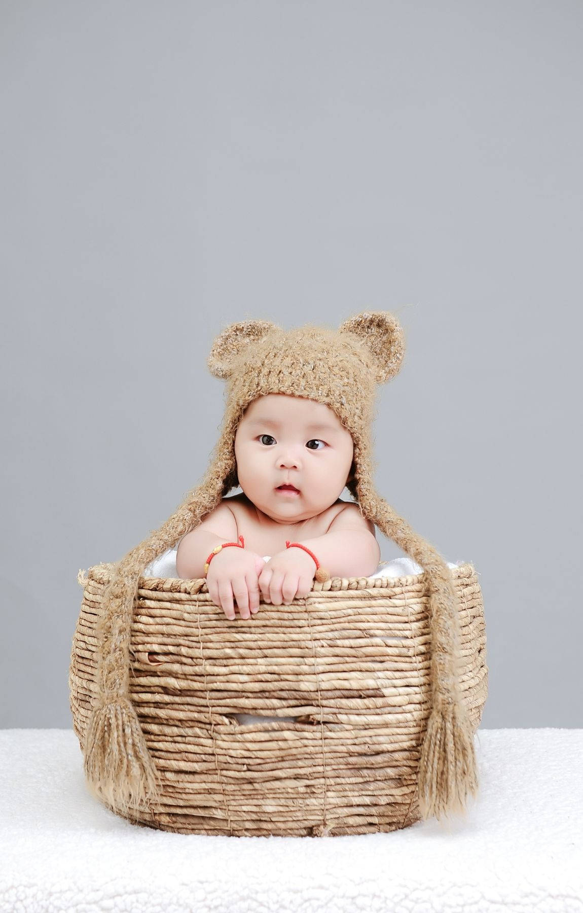 Bebisfotograferingspädbarn I En Korg Wallpaper