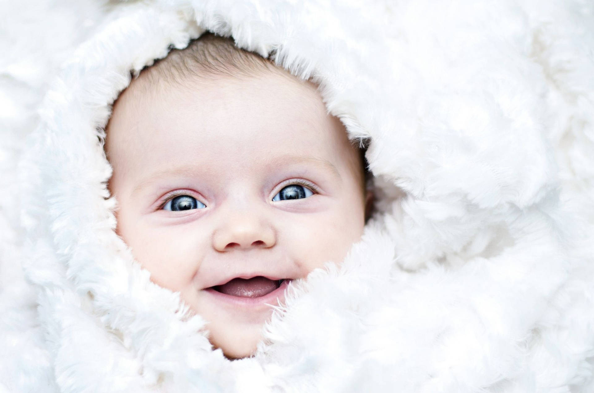 Fotografíade Bebé Recién Nacido Sonriendo Felizmente Fondo de pantalla