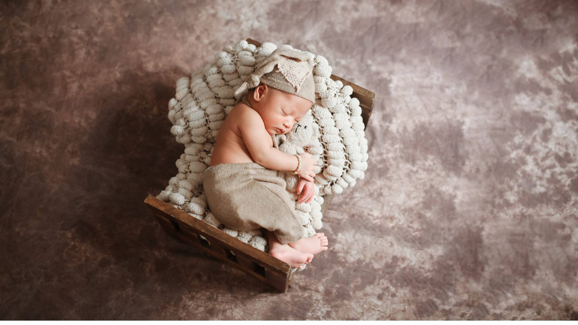 Babyfotografieneugeborenes Schläft Auf Dem Bett. Wallpaper