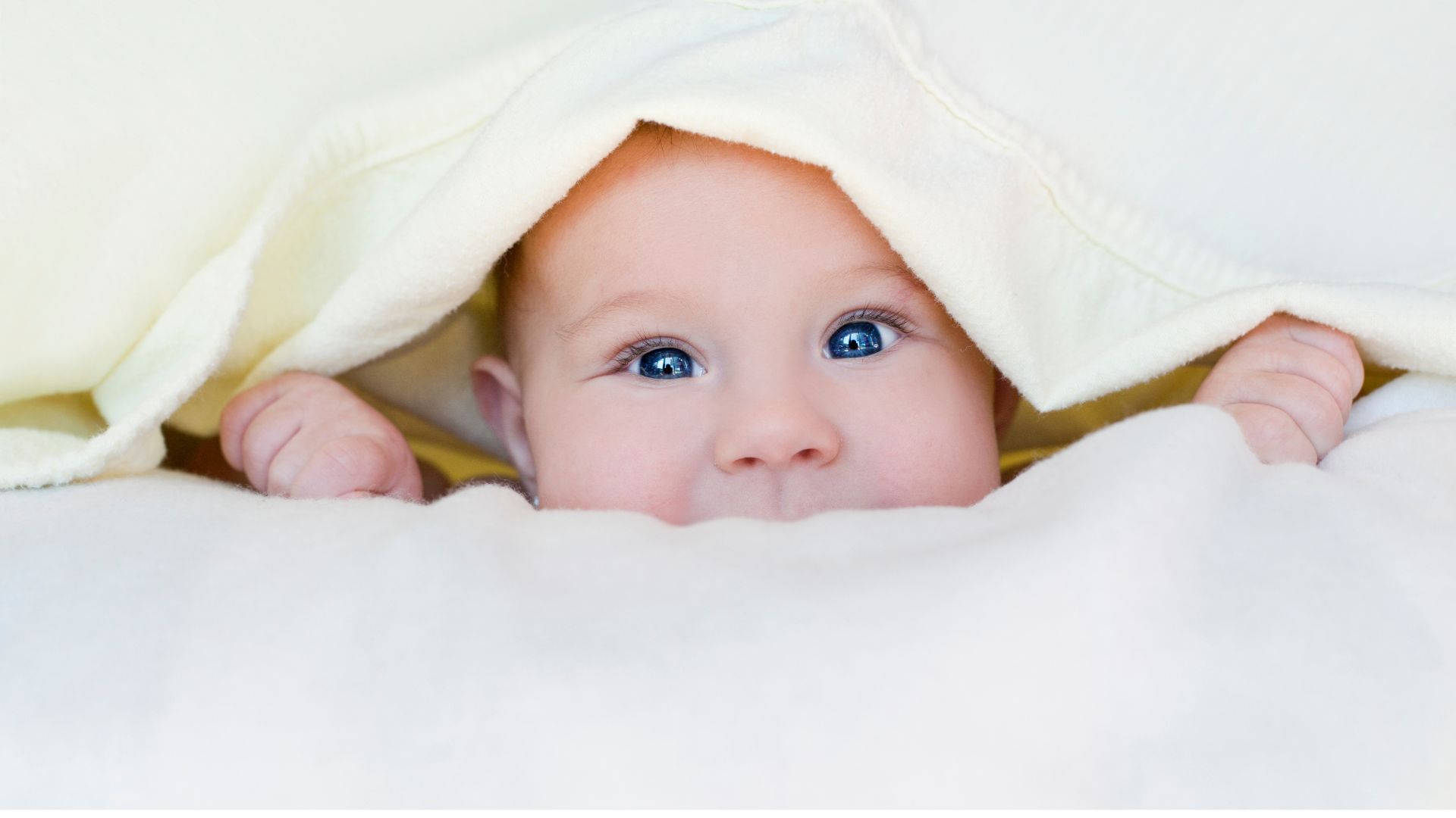 Nyfødt Fotografering Af Baby Med Blå Øjne Wallpaper