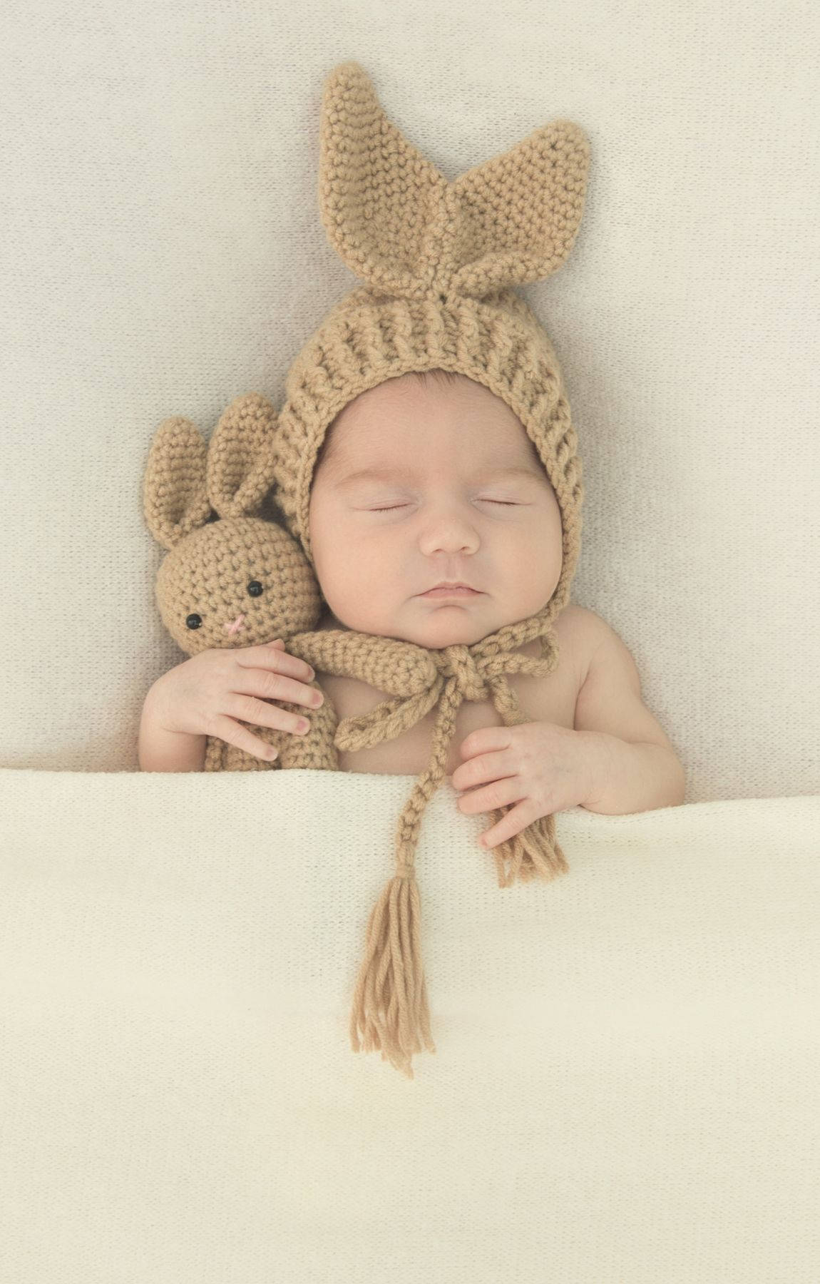 Fotografiadi Bambini Neonati Con Coniglio All'uncinetto Sfondo