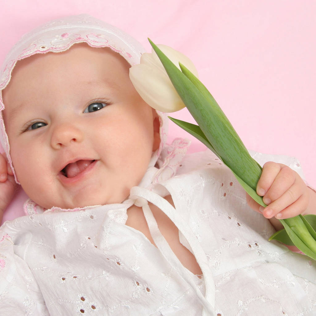 Fotografíade Bebé Recién Nacido Con Tulipán Blanco Fondo de pantalla