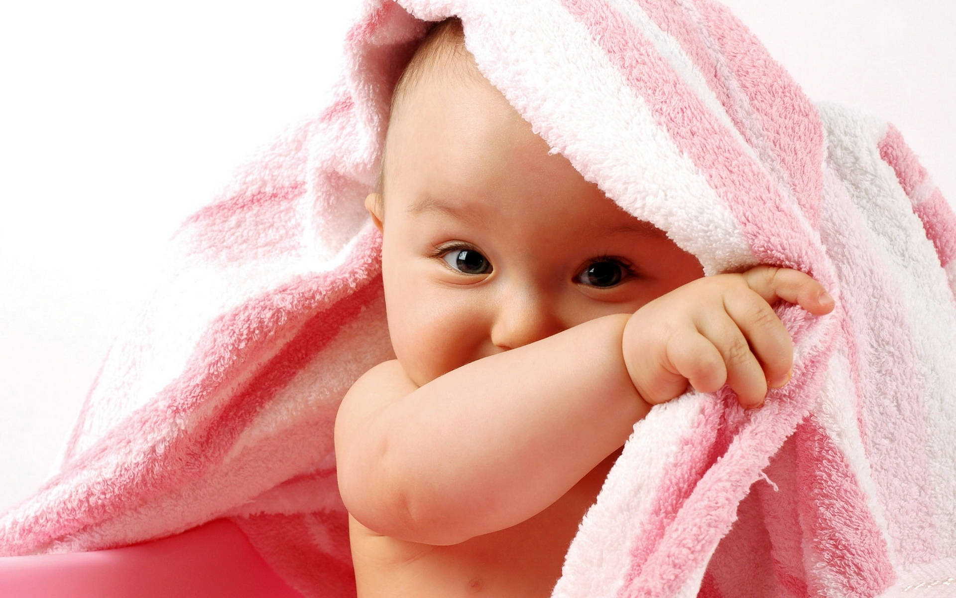 Baby Photography Peaking Under A Towel Wallpaper