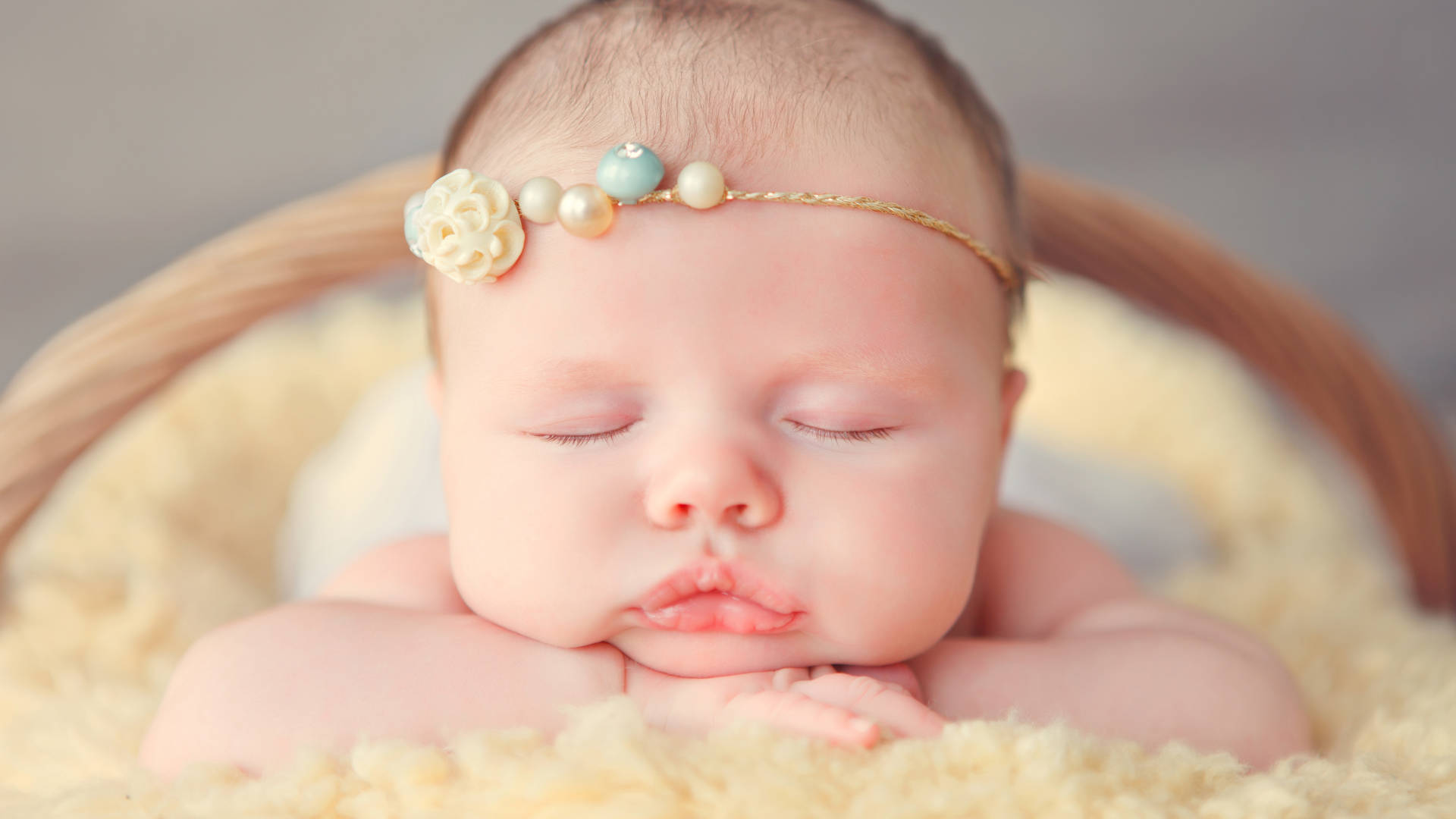 Babyfotografieschlafendes Neugeborenes Mit Haarband Wallpaper