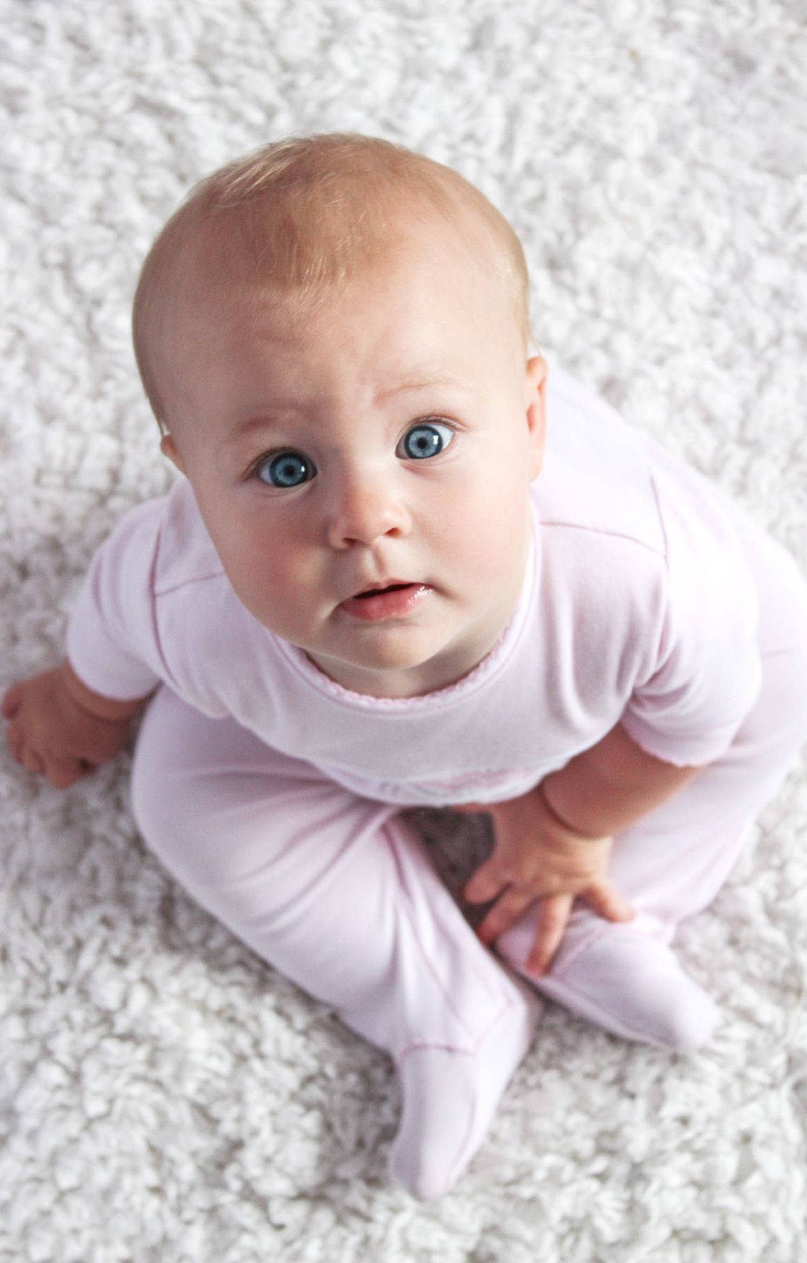 Babyfotografering toddler siddende på gulvet Wallpaper