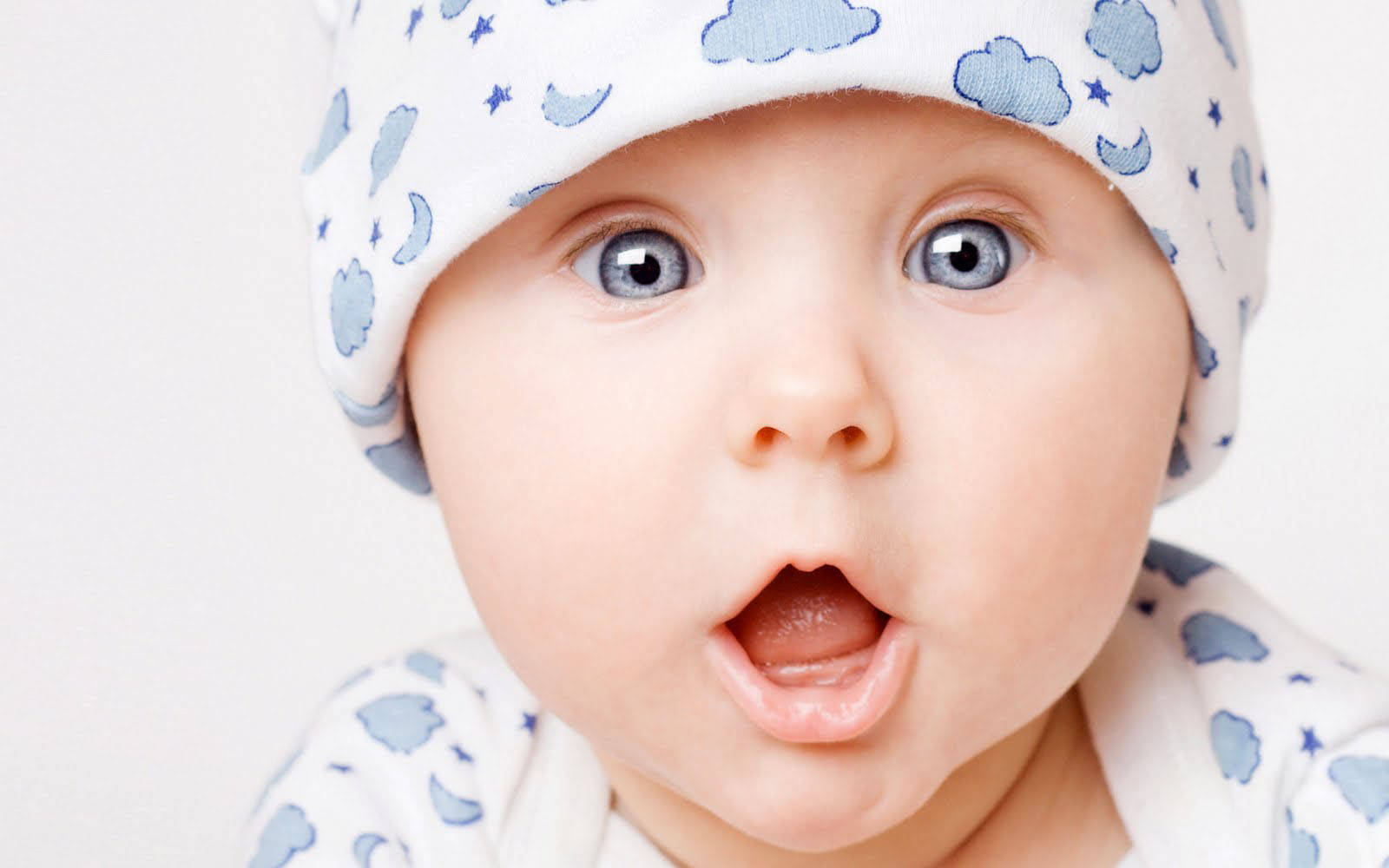 Fotografiadi Un Bambino Con Gli Occhi Azzurri Sfondo