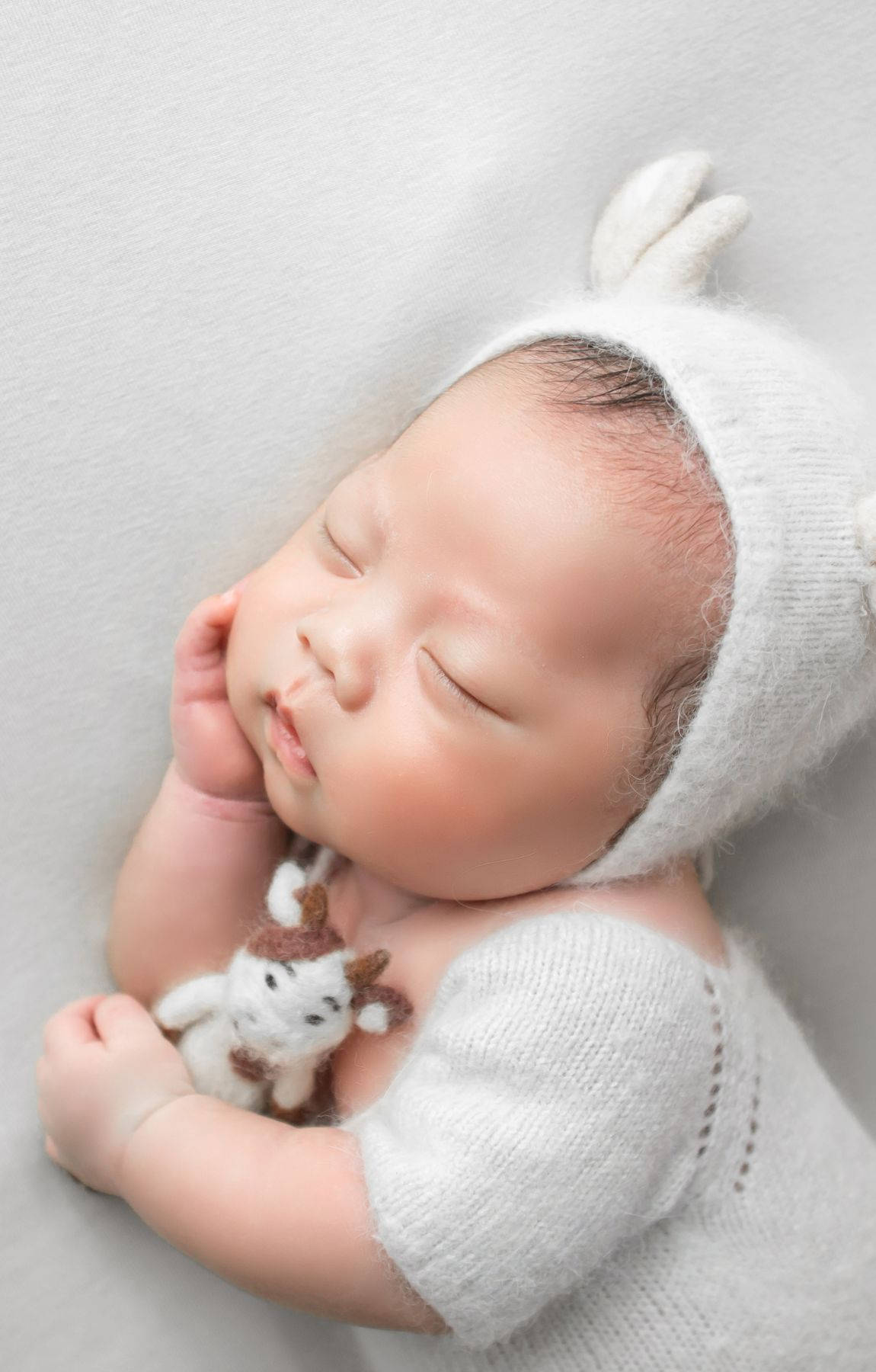 Babyfotografi iført en ko kostume. Wallpaper