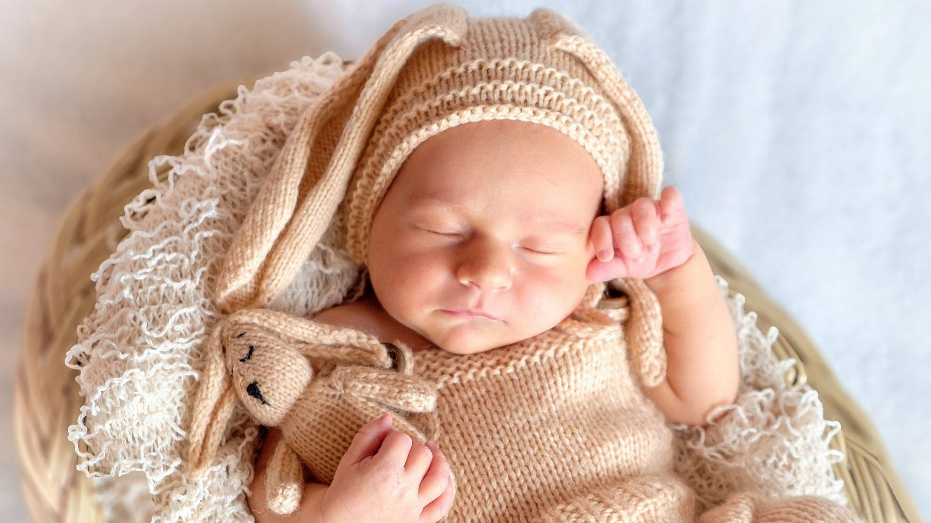 Babyfotografiemit Einem Häkel-hasen-kostüm Wallpaper