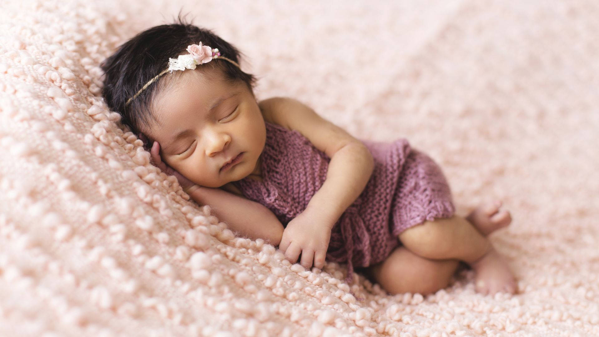 Fotografíade Bebé Con Vestido De Crochet Rosa. Fondo de pantalla