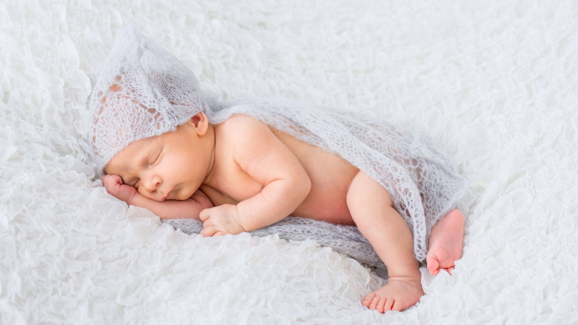 Babyphotography Inslagen I Grått Tyg Wallpaper