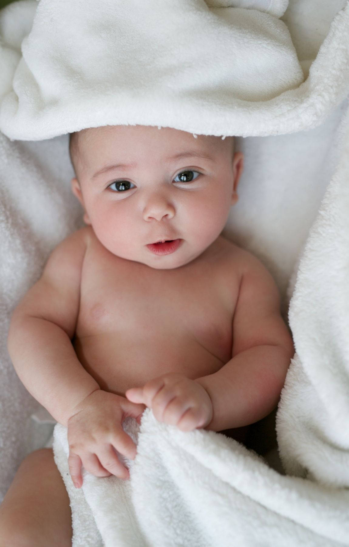 Babyfotografiein Weiße Handtücher Gehüllt Wallpaper